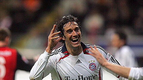 So sahen ihn die Bayern-Fans am liebsten: Luca Toni und sein legendärer "Ohrschrauber" der nach jedem geschossenen Tor zur Aufführung kam.