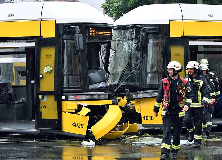Frontalcrash zweier Trambahnen in Berlin