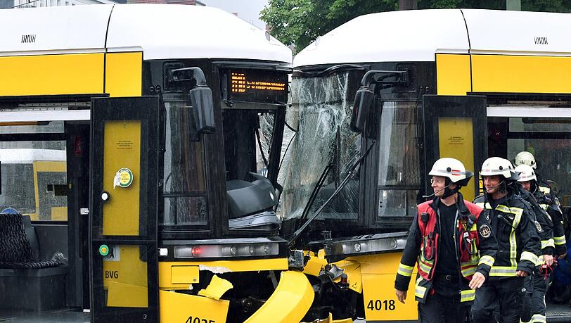 Frontalcrash zweier Trambahnen in Berlin Frontalcrash zweier Trambahnen in Berlin