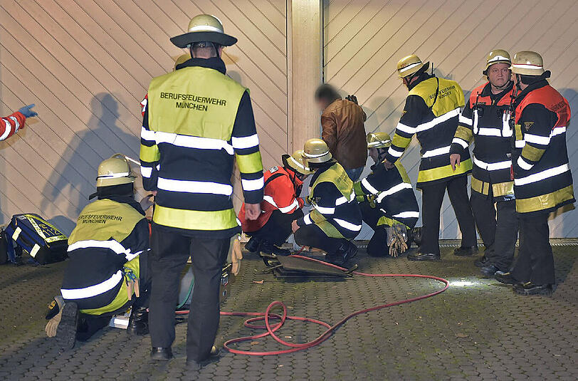 Feuerwehrler befreiten den 43-Jährigen aus seiner misslichen Lage.