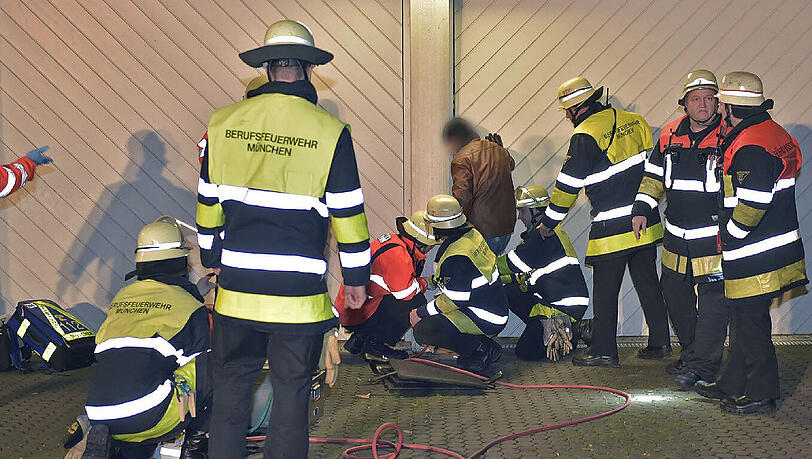 Feuerwehrler befreiten den 43-Jährigen aus seiner misslichen Lage. Feuerwehrler befreiten den 43-Jährigen aus seiner misslichen Lage.