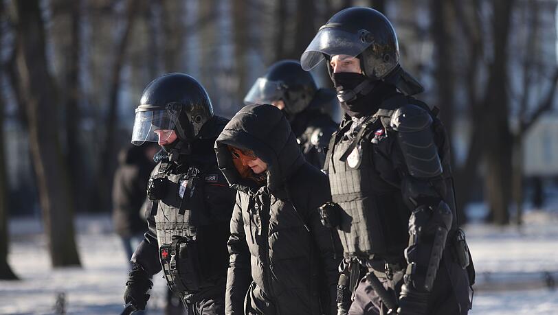 Polizeibeamte nehmen am Sonntag eine Demonstrantin in St. Petersburg fest. Polizeibeamte nehmen am Sonntag eine Demonstrantin in St. Petersburg fest.