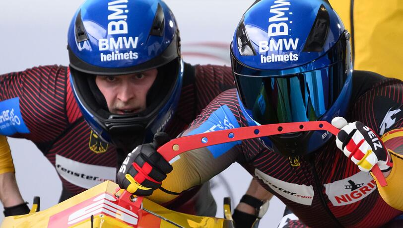 Bob-Pilot Francesco Friedrich (r) und Anschieger Alexander Schüller führen bei der Zweierbob-WM.