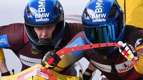 Bob-Pilot Francesco Friedrich (r) und Anschieger Alexander Schüller führen bei der Zweierbob-WM.
