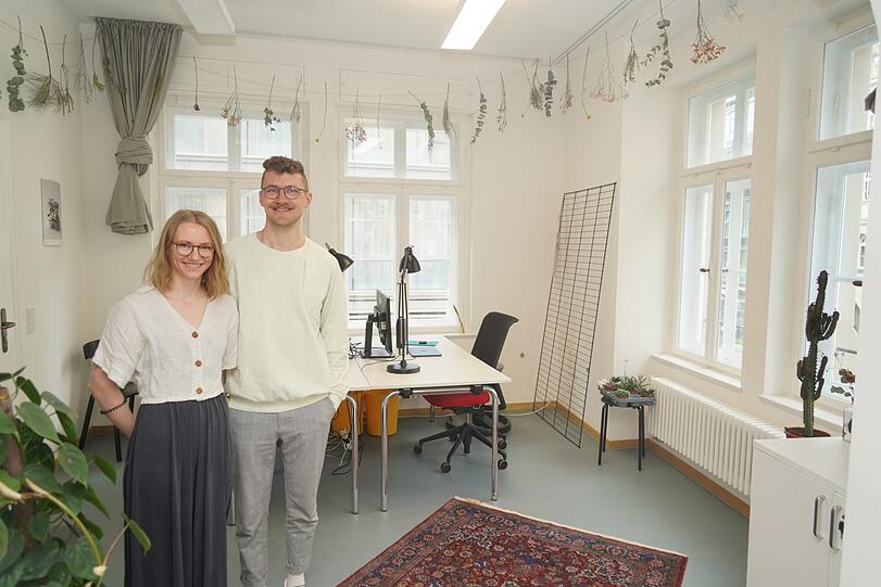 Der Perserteppich ist von der Oma, die Trockenblumen als Deko von den Eltern: Im Ruffinihaus, Raum 110, starten die Grafikdesignerin Selina Bubendorfer (25) und Texter Marvin Stravs (28) auf elf Quadratmetern ihre Werbeagentur doppio. Sechs Kunden haben sie schon. Wie eine Berghütte in Liechtenstein.
