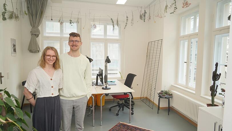 Der Perserteppich ist von der Oma, die Trockenblumen als Deko von den Eltern: Im Ruffinihaus, Raum 110, starten die Grafikdesignerin Selina Bubendorfer (25) und Texter Marvin Stravs (28) auf elf Quadratmetern ihre Werbeagentur doppio. Sechs Kunden haben sie schon. Wie eine Berghütte in Liechtenstein.