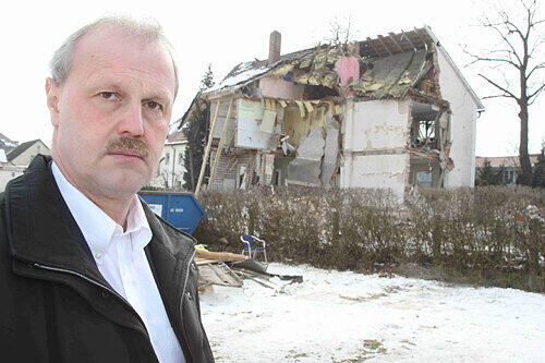 Es blieben nur Trümmer: Bürgermeister Gerald Brehm will helfen.