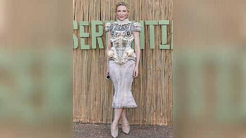 Cate Blanchett im muschelverzierten Korsett-Look.