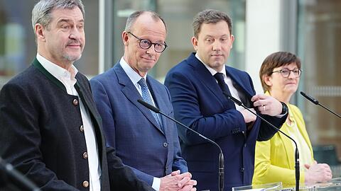 Bei der Koalitionsbildung (von links): CSU-Chef Markus Söder, Kanzler Friedrich Merz (CDU), Lars Klingbeil und Saskia Esken von der SPD.