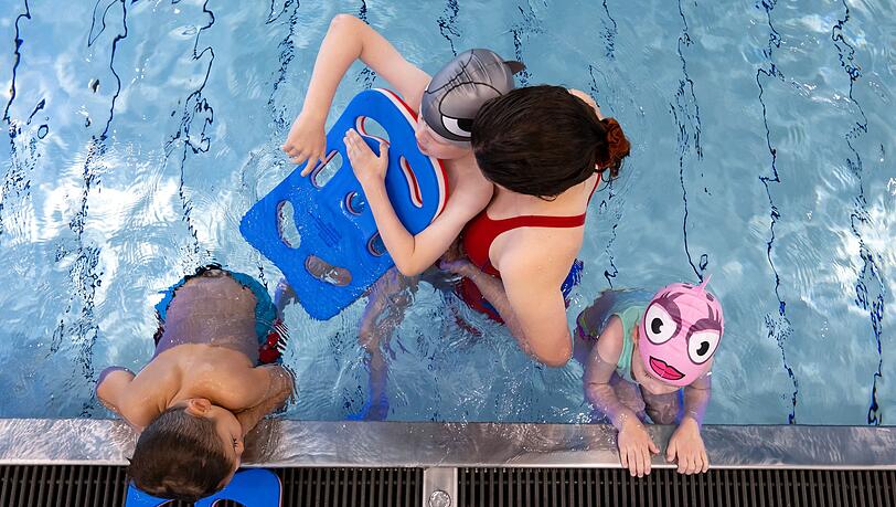 Familien können finanzielle Unterstützung für Aktivitäten wie Schwimmunterricht bekommen. Familien können finanzielle Unterstützung für Aktivitäten wie Schwimmunterricht bekommen.
