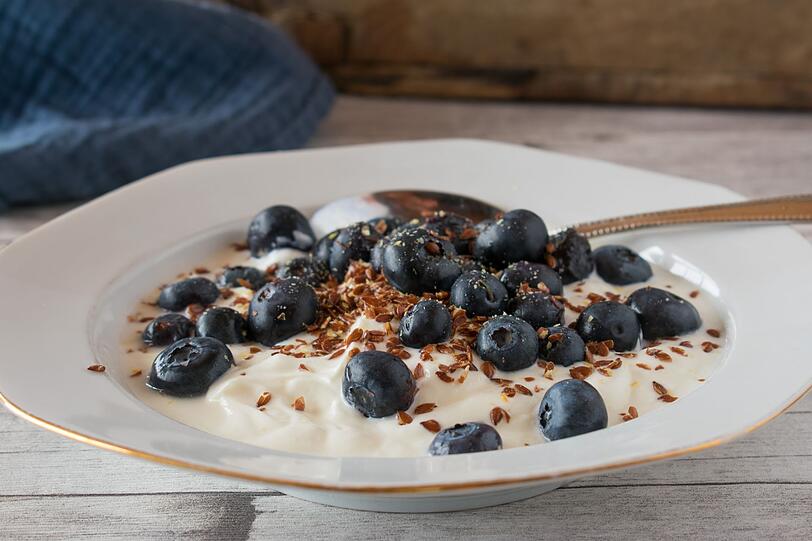 Leinsamen sind ein natürliches Mittel gegen Verstopfung. Sie quellen im Darm auf, binden Wasser und regen so die Verdauung an. Leinsamen können Sie etwa über das Müsli oder den Joghurt streuen oder zu Backwaren hinzugegeben. In Kombination mit ausreichend Flüssigkeit regen sie die Darmtätigkeit an - das steigert das allgemeine Wohlbefinden. Leinsamen sind ein natürliches Mittel gegen Verstopfung. Sie quellen im Darm auf, binden Wasser und regen so die Verdauung an. Leinsamen können Sie etwa über das Müsli oder den Joghurt streuen oder zu Backwaren hinzugegeben. In Kombination mit ausreichend Flüssigkeit regen sie die Darmtätigkeit an - das steigert das allgemeine Wohlbefinden.