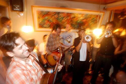 Legendärer Sponti-Auftritt: Calexico, 2005 von der Bardenbühne ge- spült, in der &bdquo;Ruhestörung&ldquo;. Jetzt sind sie im Serenadenhof.