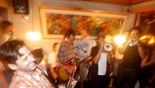 Legendärer Sponti-Auftritt: Calexico, 2005 von der Bardenbühne ge- spült, in der „Ruhestörung“. Jetzt sind sie im Serenadenhof. Legendärer Sponti-Auftritt: Calexico, 2005 von der Bardenbühne ge- spült, in der „Ruhestörung“. Jetzt sind sie im Serenadenhof.