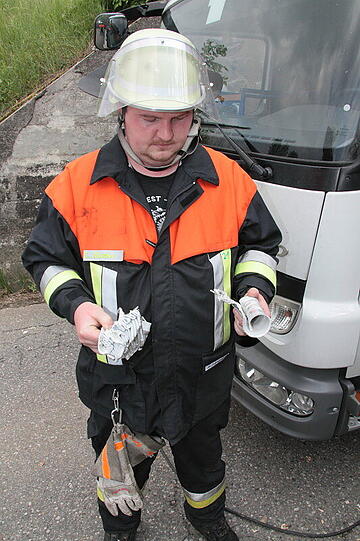Der 40-jährige Fahrer wollte mit einem Umzugstransporter in Schwindegg im Landkreis Mühldorf eine Bahnunterführung passieren. Sein 3,65 Meter hohes Fahrzeug blieb in der 3,1 Meter hohen Unterführung stecken und musste von der Feuerwehr rausgeschnitten werden.