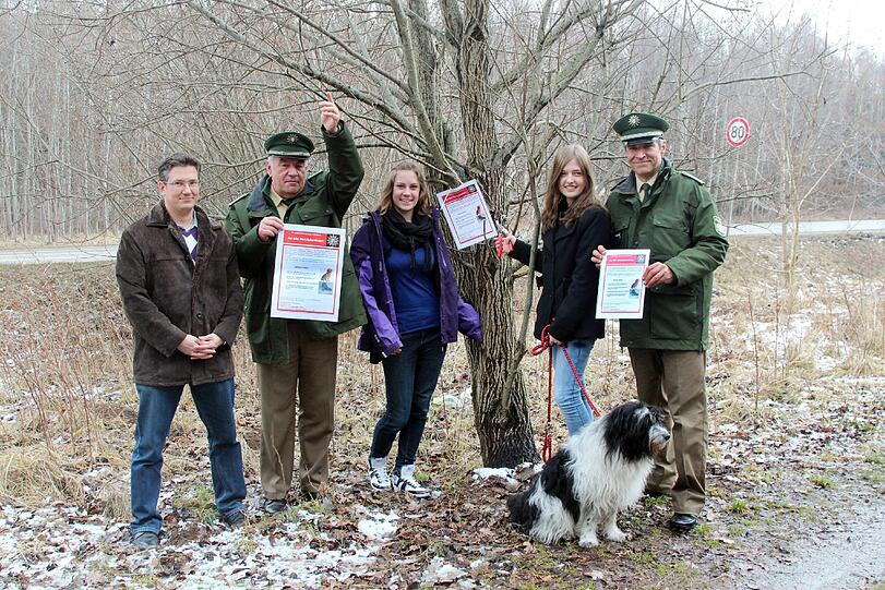 Jagd auf den Hundehasser! Die Germeringer Polizei und die beiden Praktikantinnen Alexandra und Sarah haben ein Plakat entworfen, das Hundebesitzer warnen soll.
