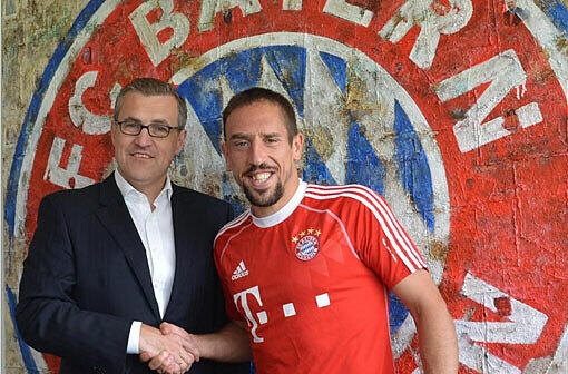 Handschlag mit Vorstand Jan-Christian Dreesen: Franck Ribéry, 2007 von Olympique Marseille gekommen, will zehn Jahre, also bis 2017 beim FC Bayern bleiben. Foto: twitter.com/fcbayern