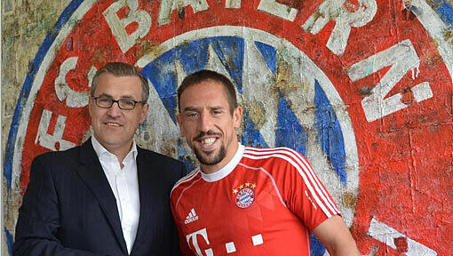 Handschlag mit Vorstand Jan-Christian Dreesen: Franck Ribéry, 2007 von Olympique Marseille gekommen, will zehn Jahre, also bis 2017 beim FC Bayern bleiben. Foto: twitter.com/fcbayern Handschlag mit Vorstand Jan-Christian Dreesen: Franck Ribéry, 2007 von Olympique Marseille gekommen, will zehn Jahre, also bis 2017 beim FC Bayern bleiben. Foto: twitter.com/fcbayern