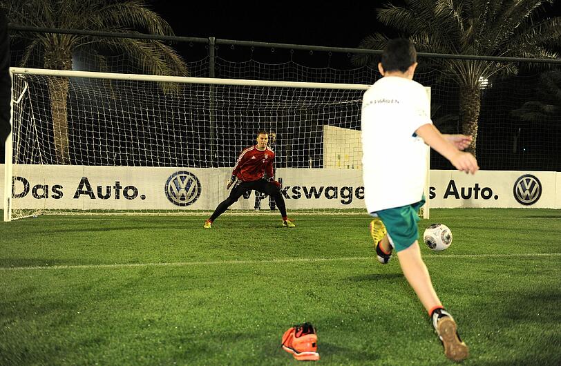 Spaß im Trainingslager: Kinder treten gegen Manuel Neuer im Elfmeterschießen an.