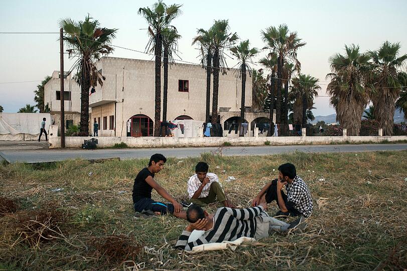Mit Schlauchbooten kommen die Flüchtlinge von der Türkei auf die EU-Insel Kos. Dort warten sie unter menschenunwürdigen Umständen auf ihre Registrierung.