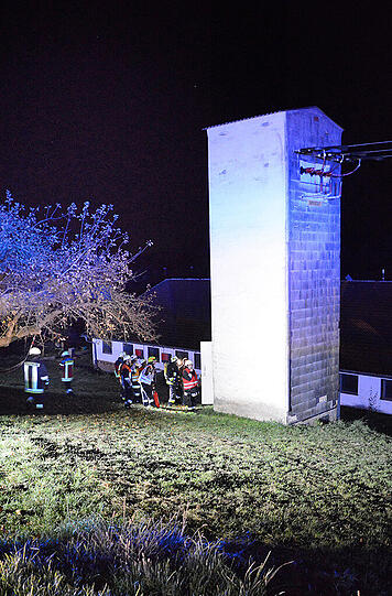Bilder vom Feuerwehreinsatz in Pauluszell. Durch einen technischen Defekt kam es zum Brand einer Trafostation.