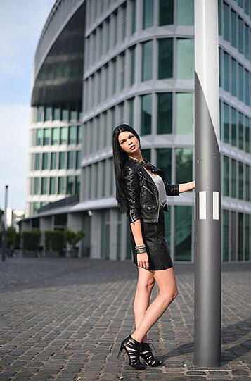 Sie interessiert sich für Modeln, Fitness und Reisen - hauptsache sie kann das Leben genießen.