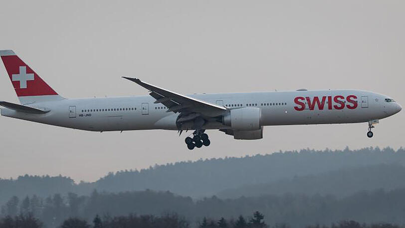 Eine Boeing 777 der Fluggesellschaft Swiss landet auf dem Flughafen in Zürich.