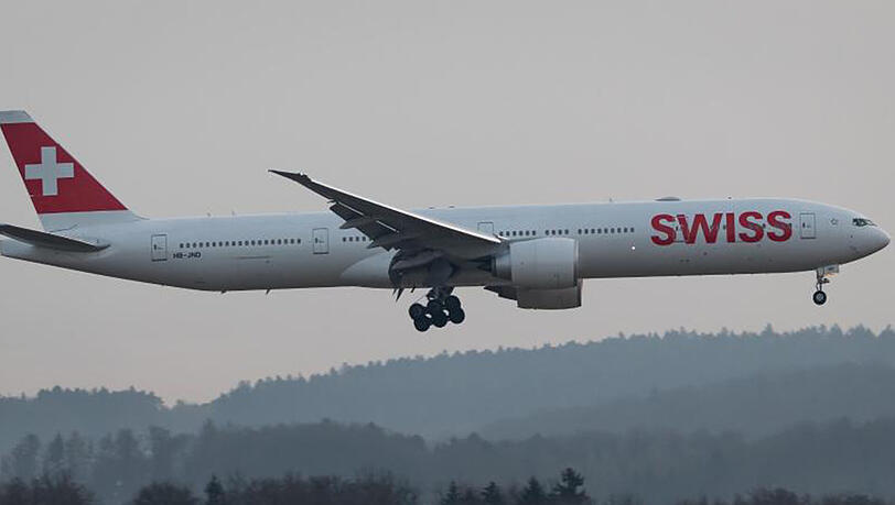 Eine Boeing 777 der Fluggesellschaft Swiss landet auf dem Flughafen in Zürich. Eine Boeing 777 der Fluggesellschaft Swiss landet auf dem Flughafen in Zürich.
