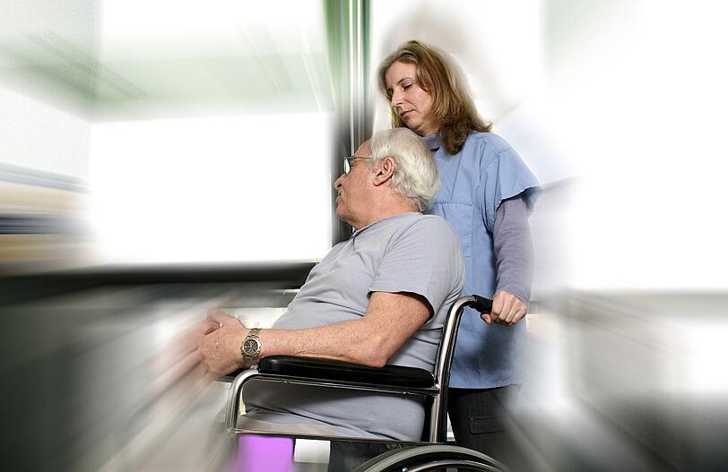 Krankenschwestern und Pfleger werden immer gebraucht _ doch auch neue Berufsfelder tun sichim Krankenhaus der Zukunft auf.