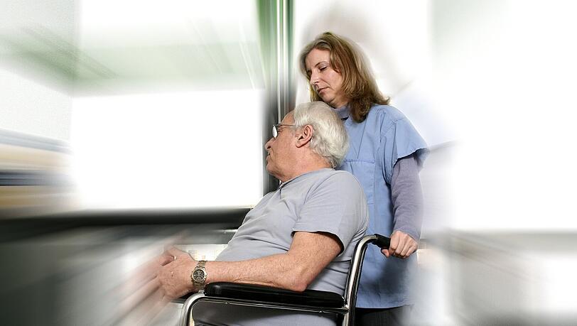 Krankenschwestern und Pfleger werden immer gebraucht _ doch auch neue Berufsfelder tun sichim Krankenhaus der Zukunft auf.