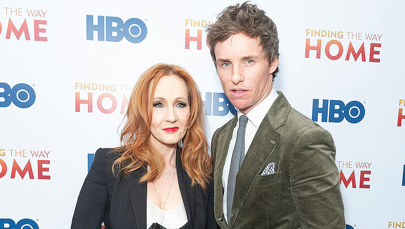 J.K. Rowling und Eddie Redmayne bei einer Filmpremiere 2019. J.K. Rowling und Eddie Redmayne bei einer Filmpremiere 2019.