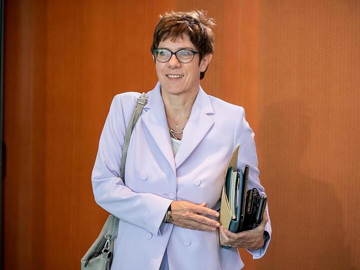 CDU-Chefin Kramp-Karrenbauer hat mit Äußerungen zu einem möglichen Parteiausschlussverfahren gegen Ex-Verfassungsschutzchef Maaßen Teile ihrer Partei irritiert.