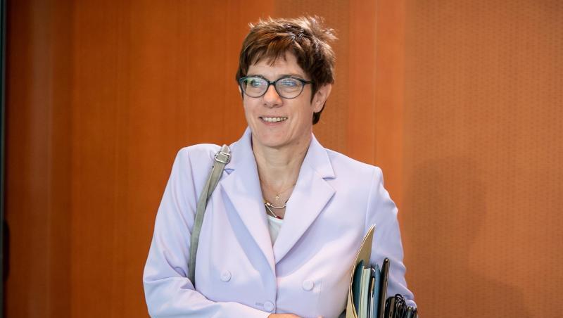 CDU-Chefin Kramp-Karrenbauer hat mit Äußerungen zu einem möglichen Parteiausschlussverfahren gegen Ex-Verfassungsschutzchef Maaßen Teile ihrer Partei irritiert. CDU-Chefin Kramp-Karrenbauer hat mit Äußerungen zu einem möglichen Parteiausschlussverfahren gegen Ex-Verfassungsschutzchef Maaßen Teile ihrer Partei irritiert.