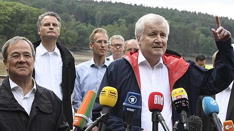 Bundesinnenminister Horst Seehofer (CSU) spricht vor der Steinbachtalsperre zu den Medien. Die Dämme der Talsperre drohten wegen dem Hochwasser tagelang zu brechen.