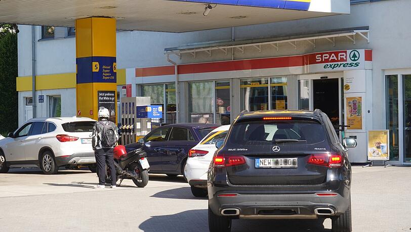 Bei einer Jet-Tankstelle gibt es eine kleine Schlange.