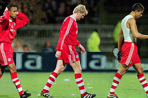 Im Gänsemarsch davon: Paulo Sergio, Stefan Effenberg und Giovane Elber (v.l.) trollen sich nach der 0:3-Pleite gegen Lyon im Jahre 2001. Danach setzte es Beckenbauers berühmte Wutrede.