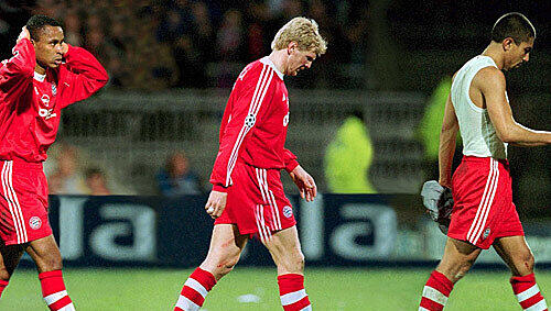 Im Gänsemarsch davon: Paulo Sergio, Stefan Effenberg und Giovane Elber (v.l.) trollen sich nach der 0:3-Pleite gegen Lyon im Jahre 2001. Danach setzte es Beckenbauers berühmte Wutrede. Im Gänsemarsch davon: Paulo Sergio, Stefan Effenberg und Giovane Elber (v.l.) trollen sich nach der 0:3-Pleite gegen Lyon im Jahre 2001. Danach setzte es Beckenbauers berühmte Wutrede.