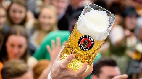 Paulaner ist als große Münchner Brauerei natürlich auf dem Oktoberfest vertreten. Ab September hat die Brauerei-Gruppe einen neuen Chef. (Archivbild)