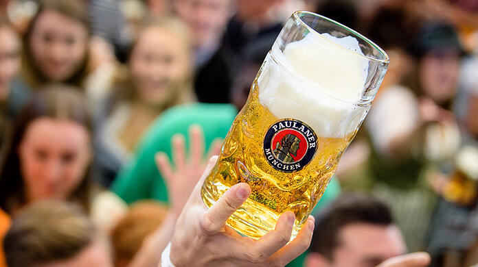 Paulaner ist als große Münchner Brauerei natürlich auf dem Oktoberfest vertreten. Ab September hat die Brauerei-Gruppe einen neuen Chef. (Archivbild)
