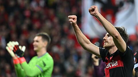 Jonas Hofmann (r) erzielte beim 2:0 im Viertelfinal-Hinspiel in der Europa League gegen West Ham United das erste Leverkusener Tor.