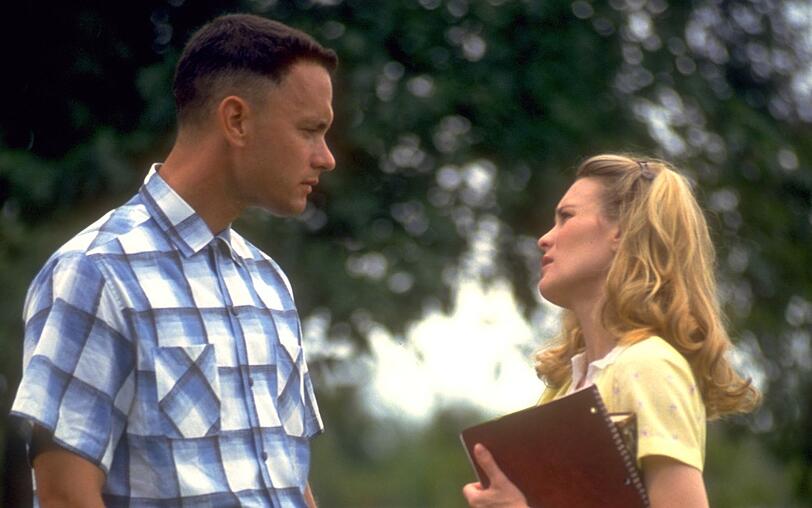Obwohl er immer wieder von ihr zurückgewiesen wird, kämpft Forrest (Tom Hanks) unbeeindruckt um das Herz seiner Sandkastenliebe Jenny (Robin Wright Penn). Obwohl er immer wieder von ihr zurückgewiesen wird, kämpft Forrest (Tom Hanks) unbeeindruckt um das Herz seiner Sandkastenliebe Jenny (Robin Wright Penn).