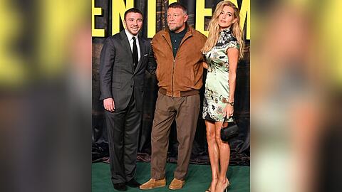 Guy Ritchie mit Ehefrau Jacqui Ainsley und Sohn Rocco bei der Premiere der zweiten "The Gentlemen"-Staffel in London.