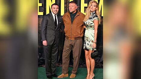 Guy Ritchie mit Ehefrau Jacqui Ainsley und Sohn Rocco bei der Premiere der zweiten "The Gentlemen"-Staffel in London.