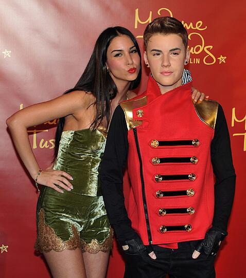 Zeit wurde es: Der US-Sänger Justin Bieber ist immerhin mit seinen erst 18 Jahren so erfolgreich wie mancher Alt-Musiker. Jetzt hat er seine wachsige Ehrung bei Madame Tussauds in Berlin erhalten - sehen Sie hier die Bilder...