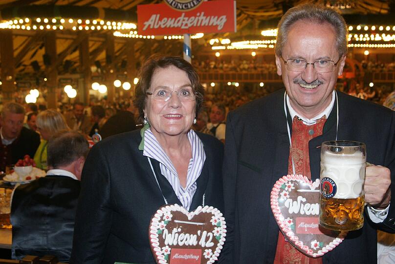 Mit AZ-Herz: OB Christian Ude und Edith Walser-Ude