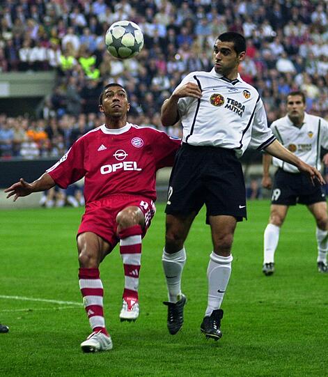 Giovane Elber rieb sich in Mailand an der Verteidigung des FC Valencia auf und wurde in der Verlängerung ausgewechselt.