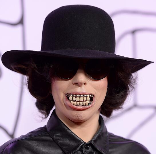 Pop-Star Lady Gaga zeigt Zähne: Der Megastar erschien bei den Youtube Awards in Los Angeles mit einem Riesen-Gebiss.