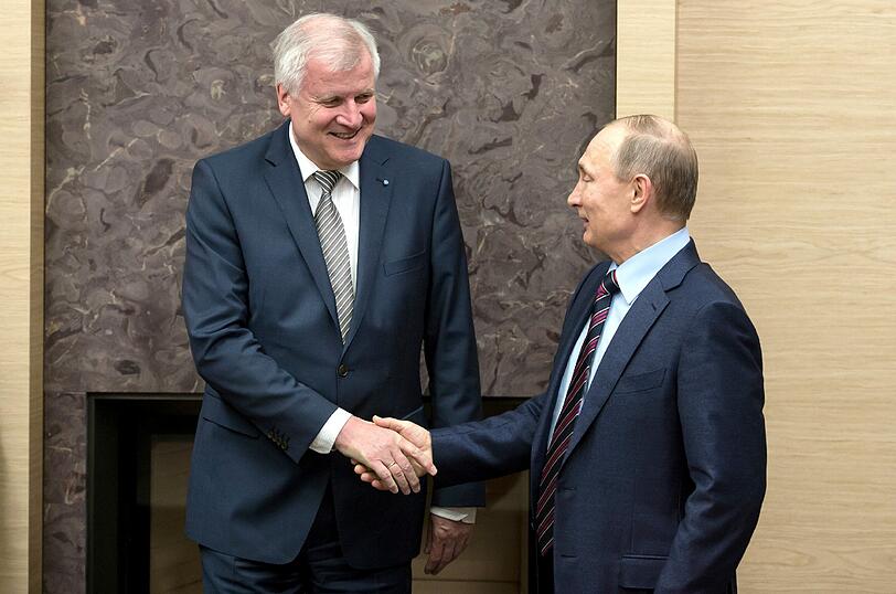 Schmuckloses Ambiente: Wladimir Putin (r.) empfängt in seiner Residenz in Nowo-Ogarjowo bei Moskau CSU-Chef Horst Seehofer.