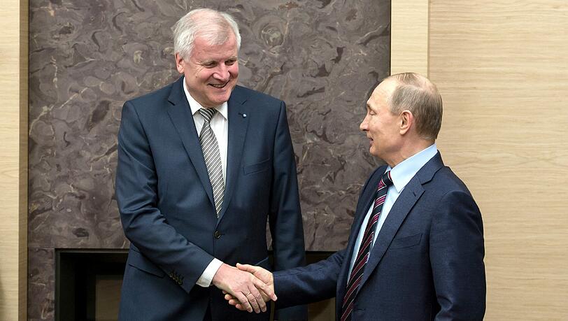 Schmuckloses Ambiente: Wladimir Putin (r.) empfängt in seiner Residenz in Nowo-Ogarjowo bei Moskau CSU-Chef Horst Seehofer. Schmuckloses Ambiente: Wladimir Putin (r.) empfängt in seiner Residenz in Nowo-Ogarjowo bei Moskau CSU-Chef Horst Seehofer.