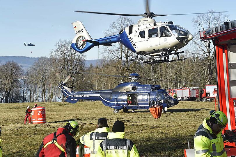 Hubschrauber sind im Dauereinsatz.