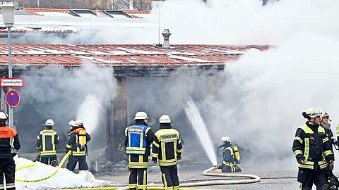 Die Fahrzeughalle des Bayerischen Roten Kreuzes ist nur noch ein Trümmerhaufen. Weitere Bilder vom Feuerwehreinsatz in der Bilderstrecke.